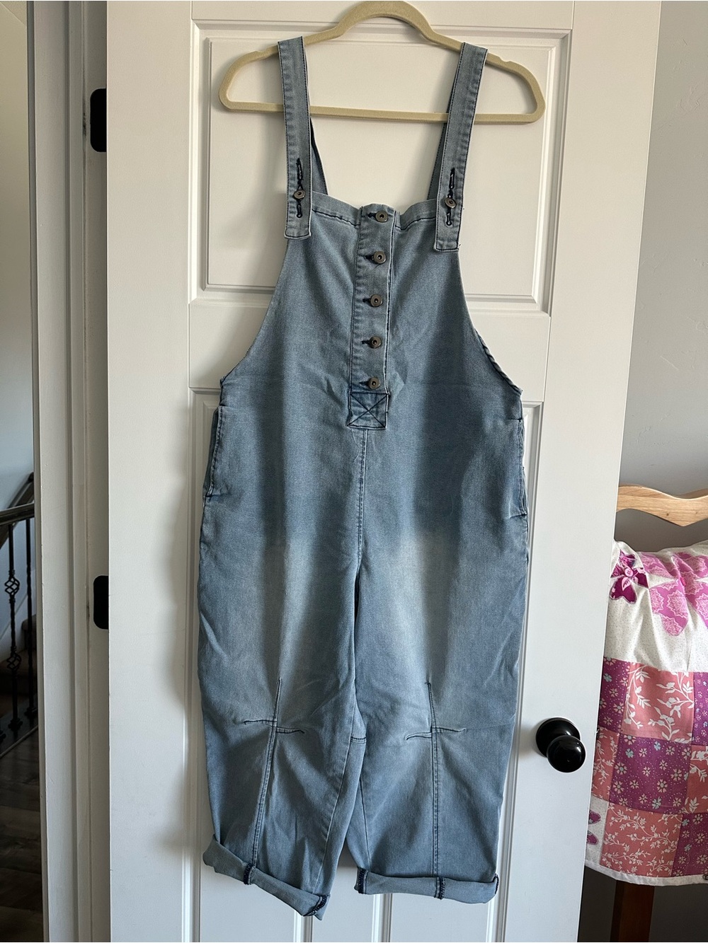Women’s XL Light Wash Denim Button-Front Overalls.
